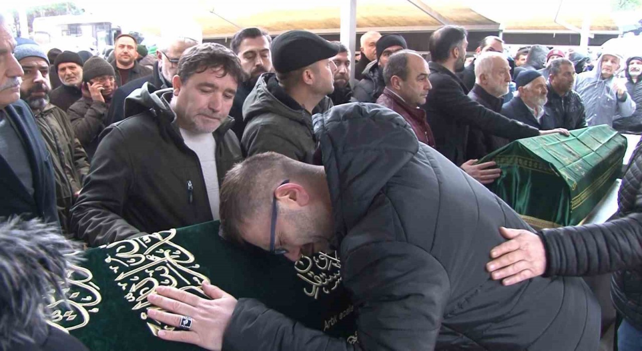 Ankarada anneleri tarafından bilekleri kesilen 2 kardeş Kartalda toprağa verildi