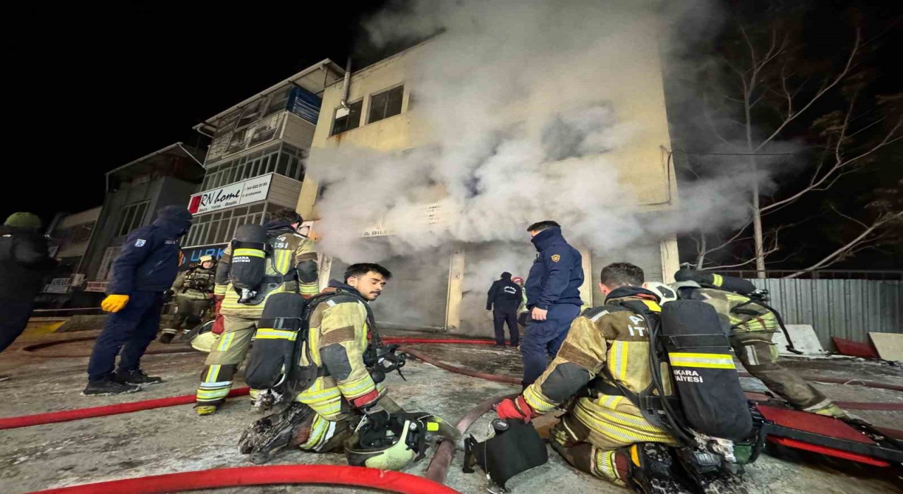 Ankarada gece saatlerinde yangın paniği