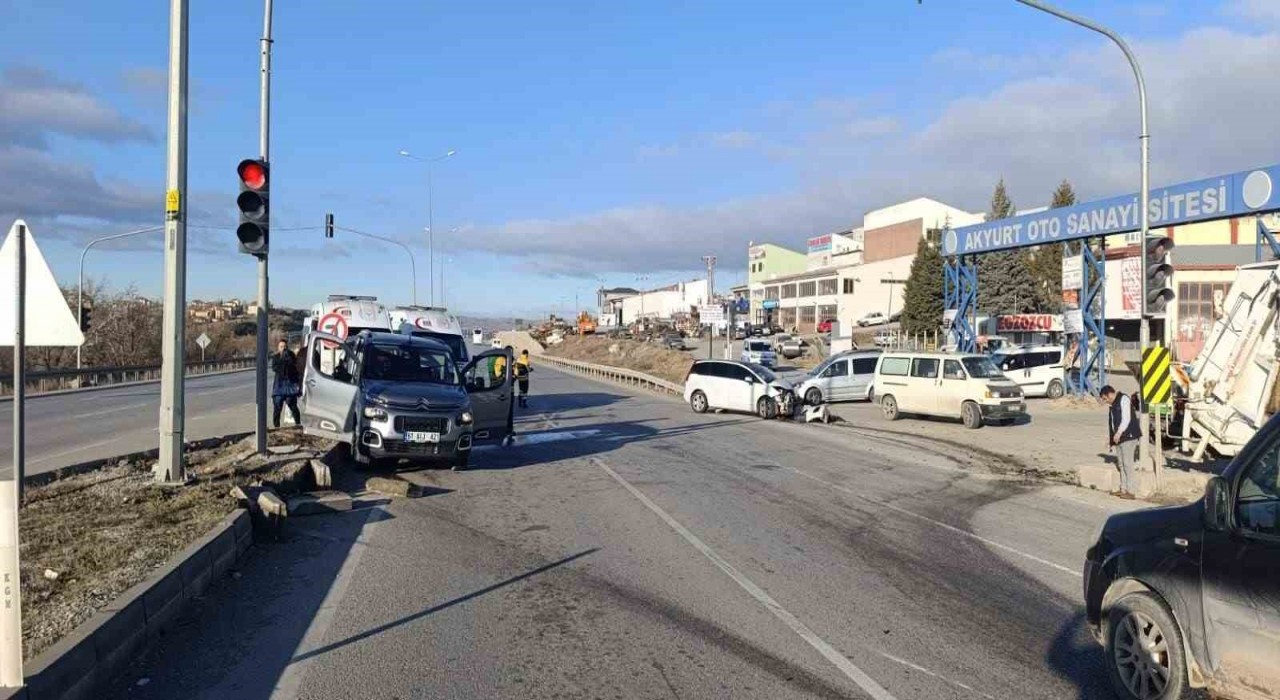 Ankarada iki otomobil çarpıştı: 6 yaralı