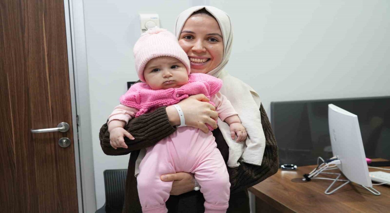 Anne ve bebeği birbirine bağlayan ameliyat