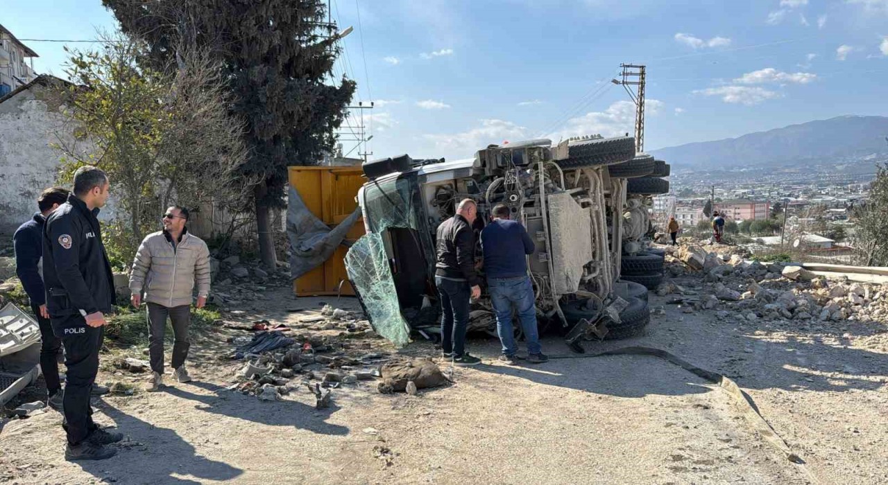Antakyada devrilen hafriyat kamyonunun sürücüsü yaralandı