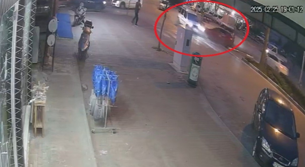Antalyada hafif ticari araçla otomobil çarpıştı: 3 yaralı