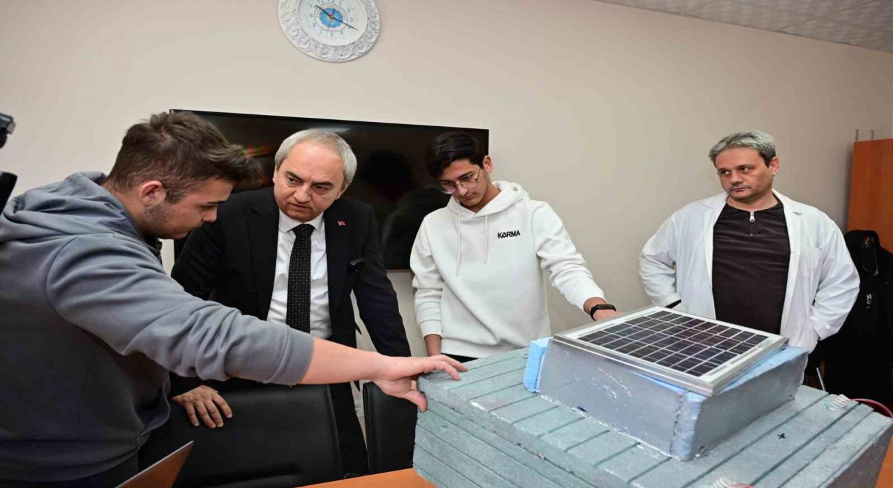 Antalyada lise öğrencileri geri dönüşüm malzemelerinden deniz temizleme robotu yaptı