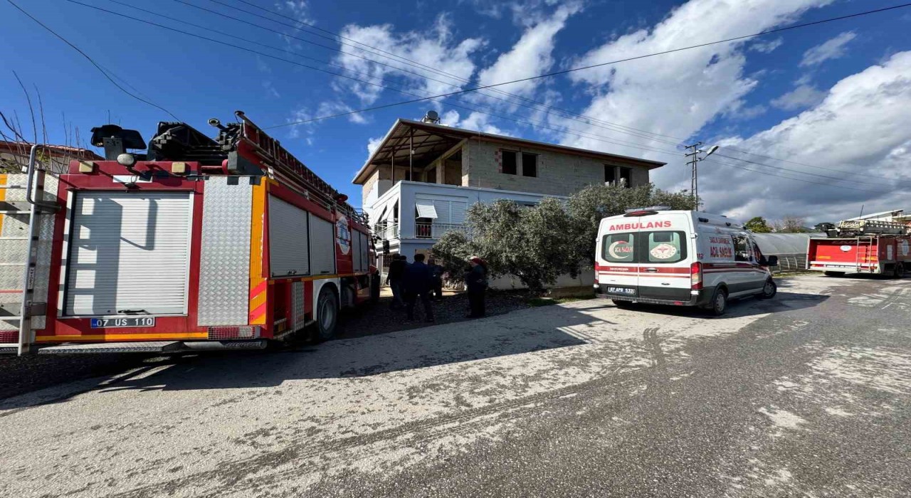 Antalyada müstakil ev yangınında 2 kişi dumandan etkilendi