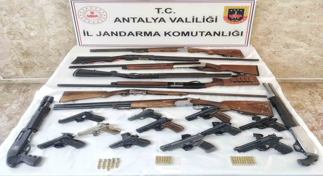 Antalyada ruhsatsız silah operasyonu: 10 şüpheliye soruşturma