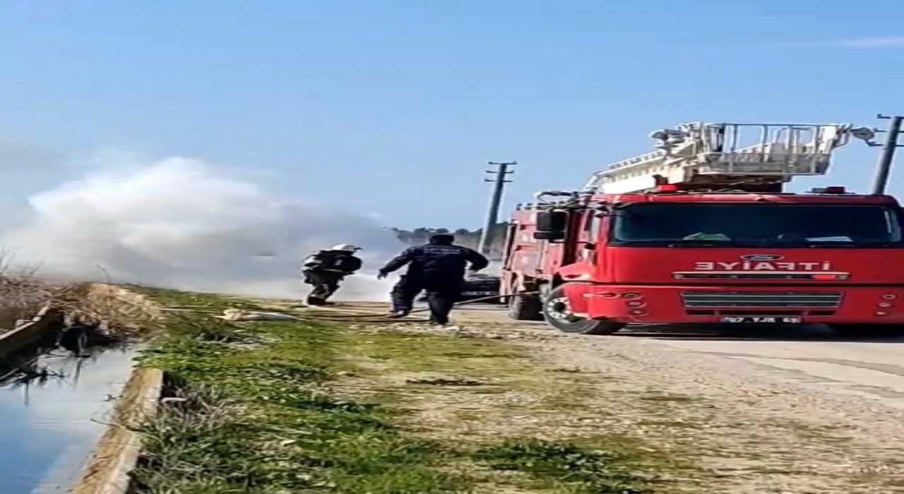 Antalyada seyir halindeki otomobil alev aldı