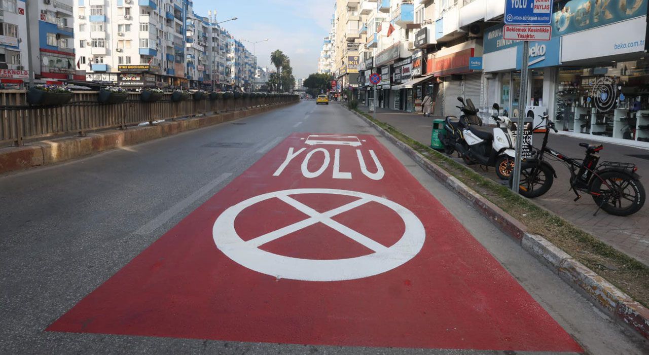Antalya'da Trafiğe Çözüm: Otobüslere Özel Şerit Uygulaması Başladı
