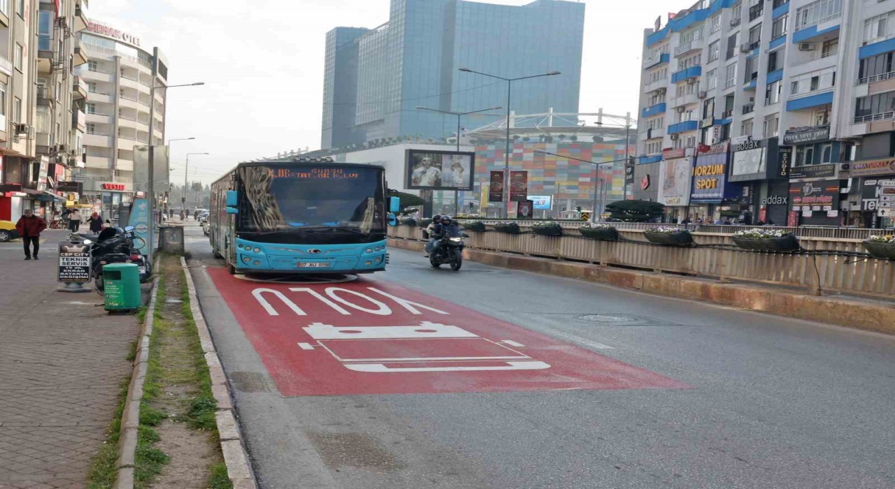 Antalyada trafikte halk otobüslerine özel şerit uygulaması başladı