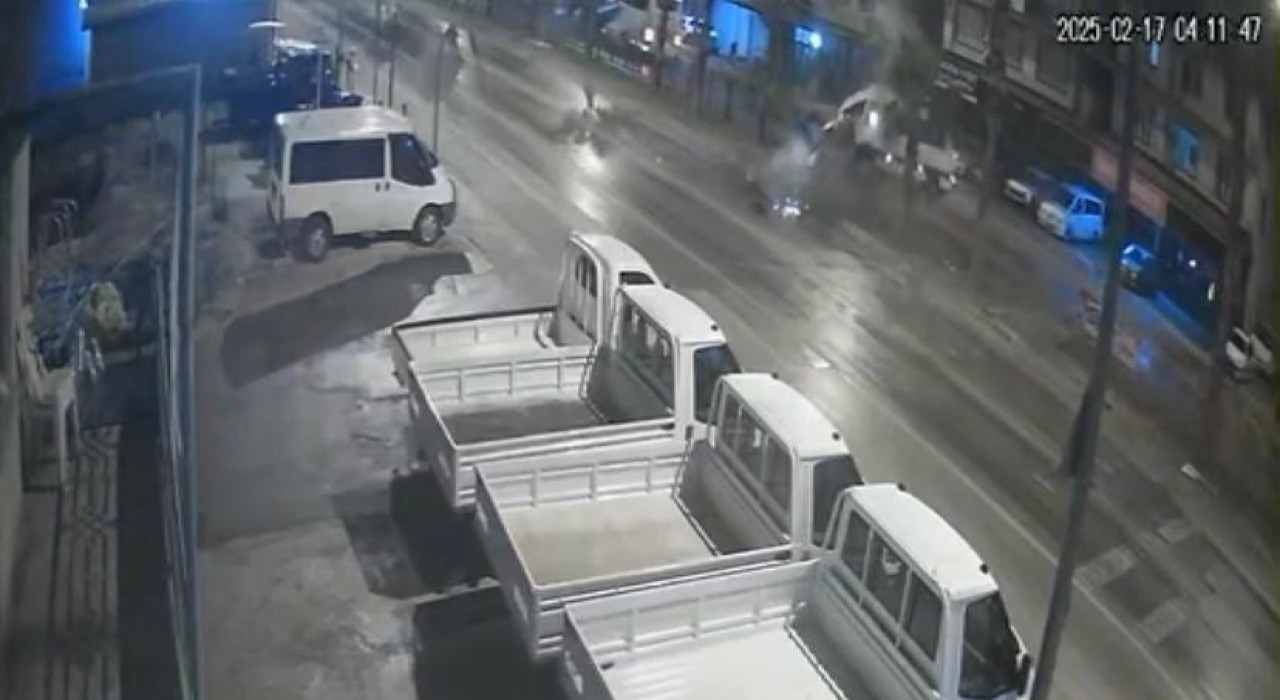 Antalyada tur minibüsü kazası: Refüje çarptı, 2 turist yaralandı