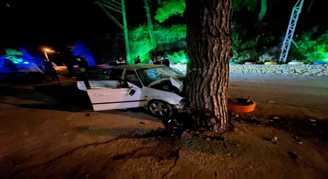 Antalyada virajı alamayan otomobil ağaca çarptı: 1 ölü, 3 yaralı
