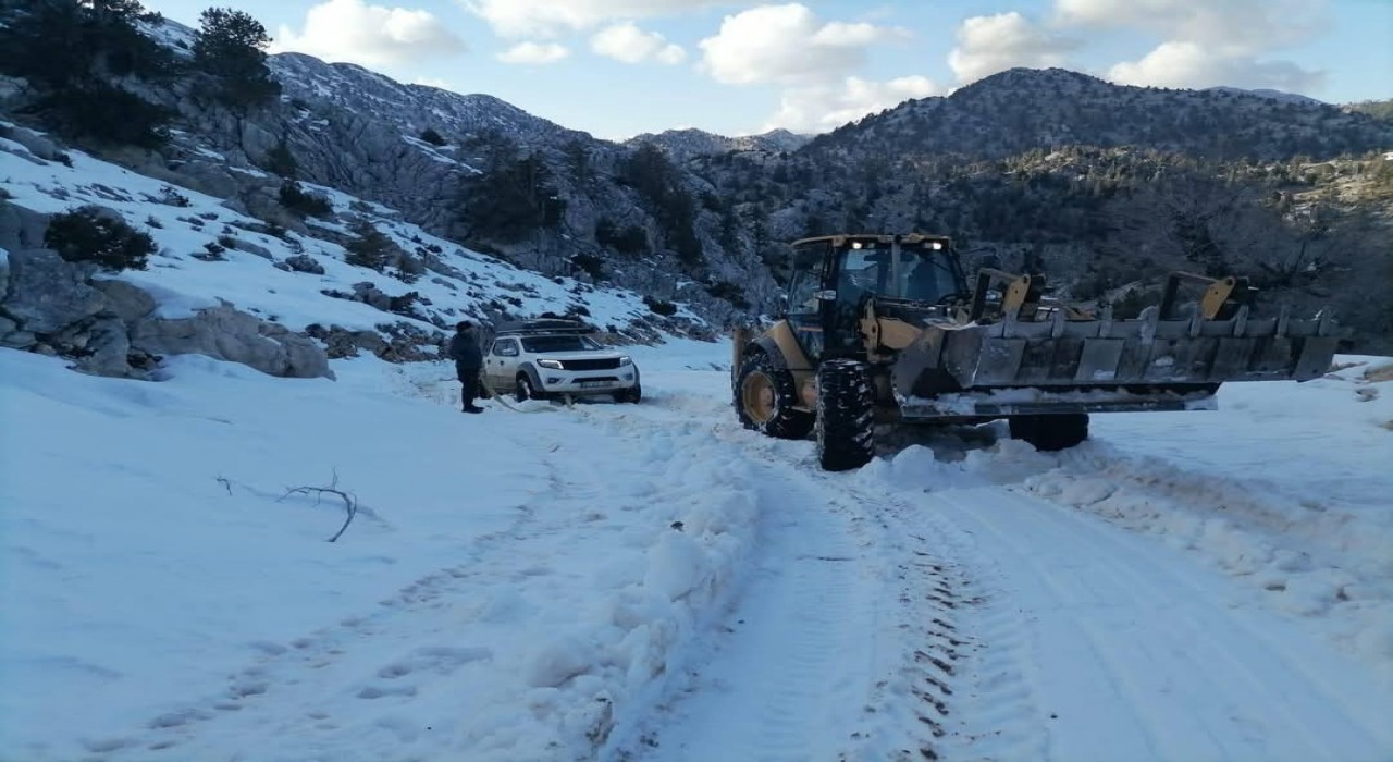 Antalyada yayla dönüşü araçlarıyla yolda mahsur kalan 3 kişi kurtarıldı