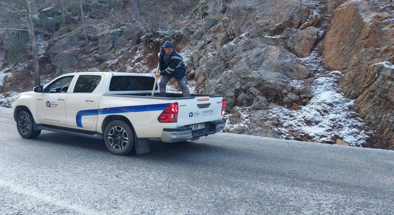 Antalyada yayla yollarında tuzlama çalışması