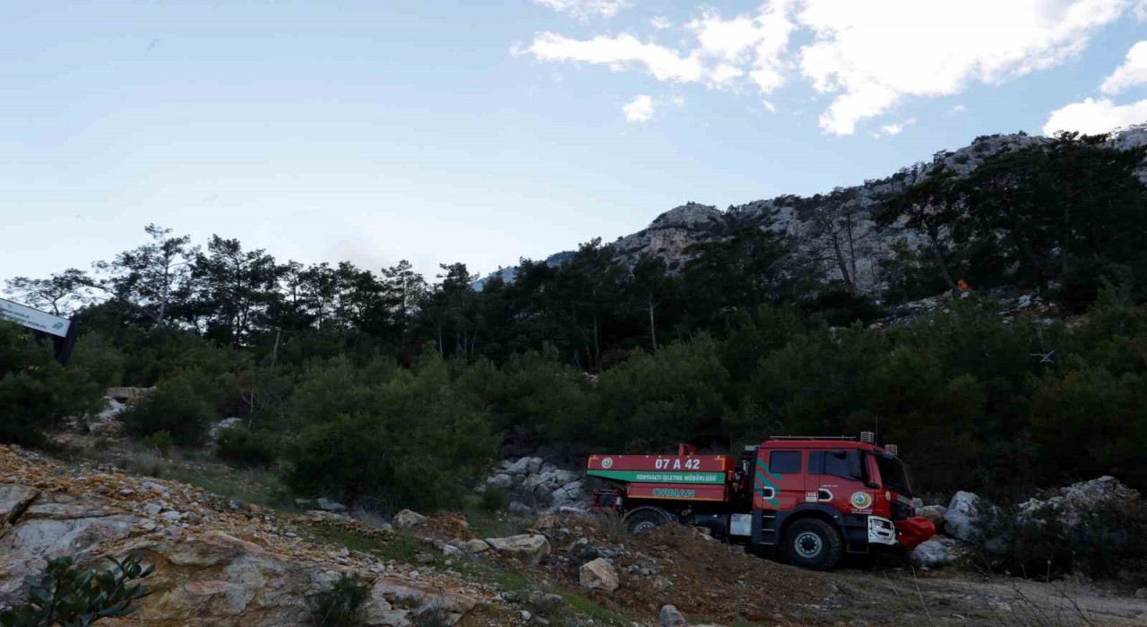 Antalyadaki orman yangını kontrol altına alındı, 2 hektar alan zarar gördü