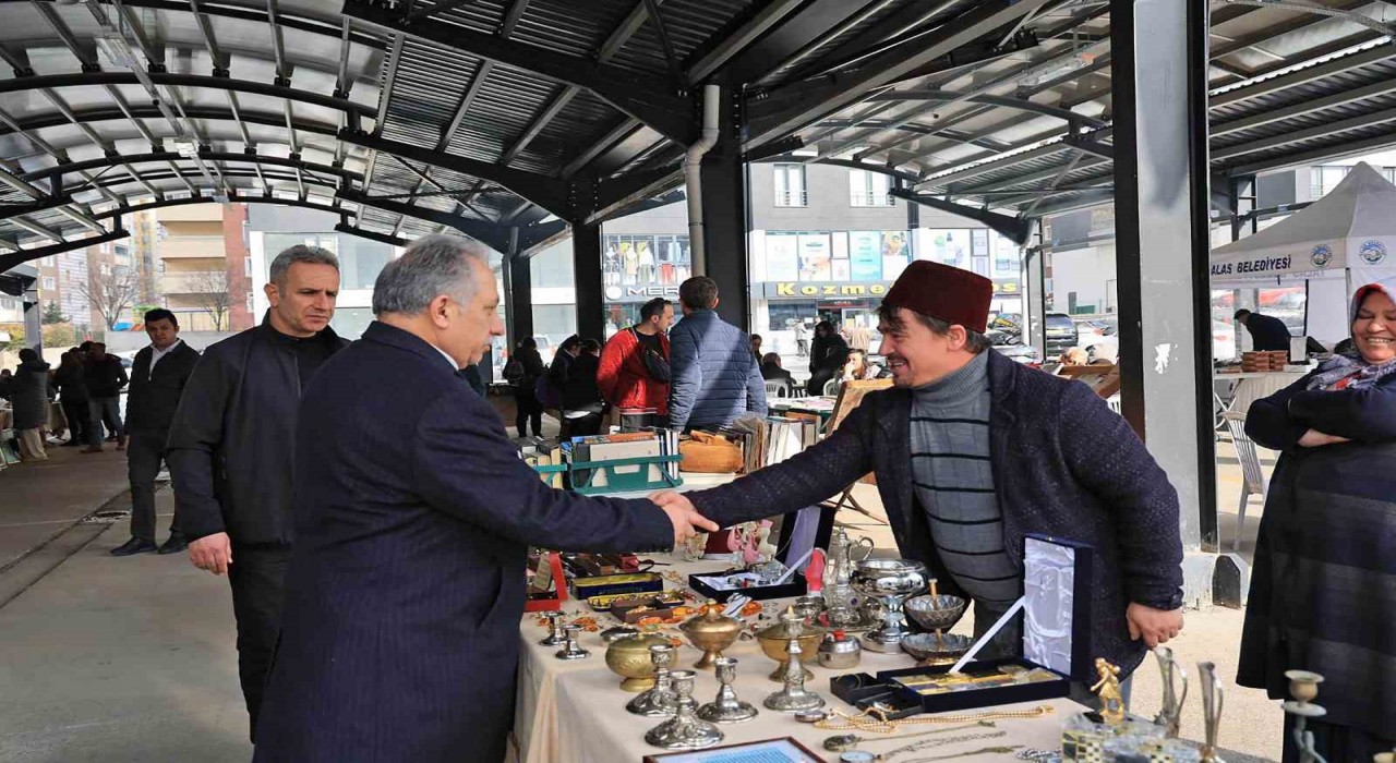 Antika Pazarına kar engeli