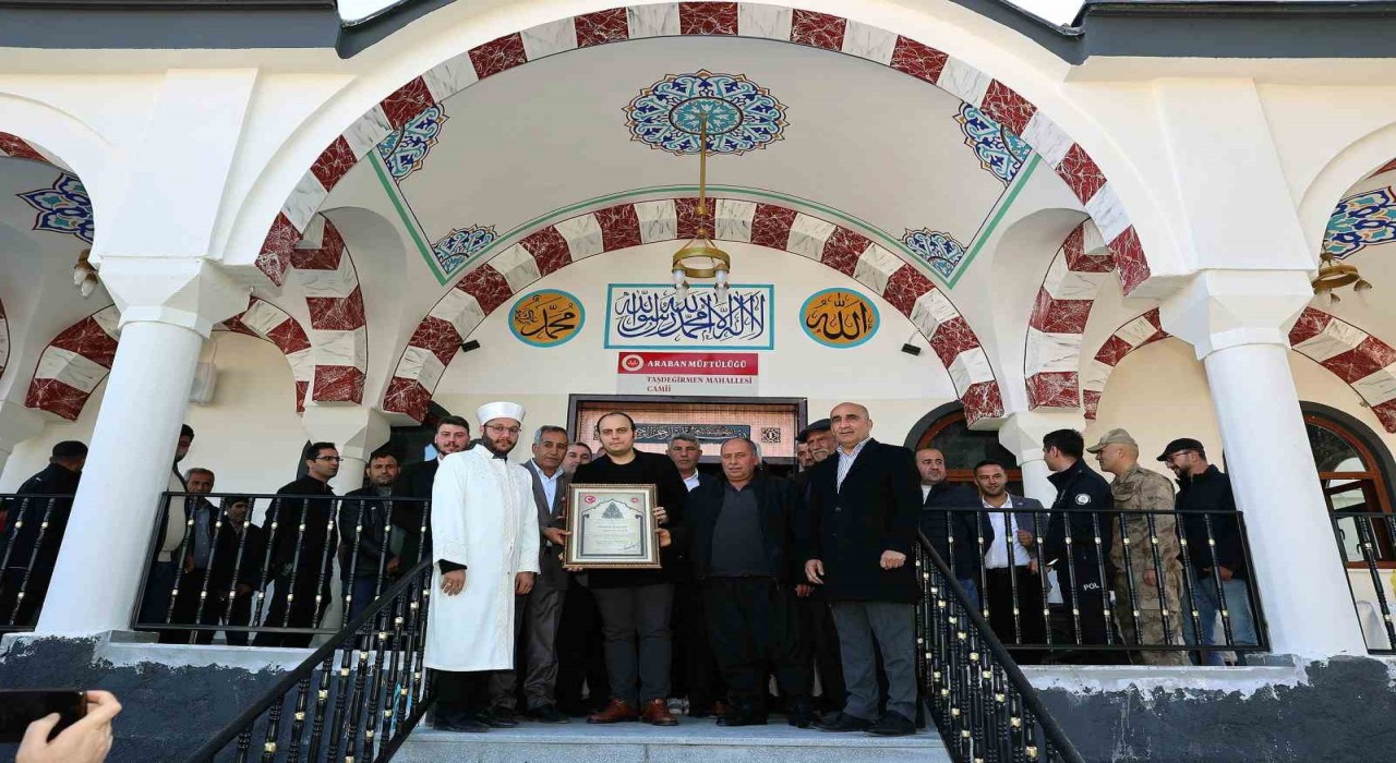 Arabanda 3 yeni cami ibadete açıldı