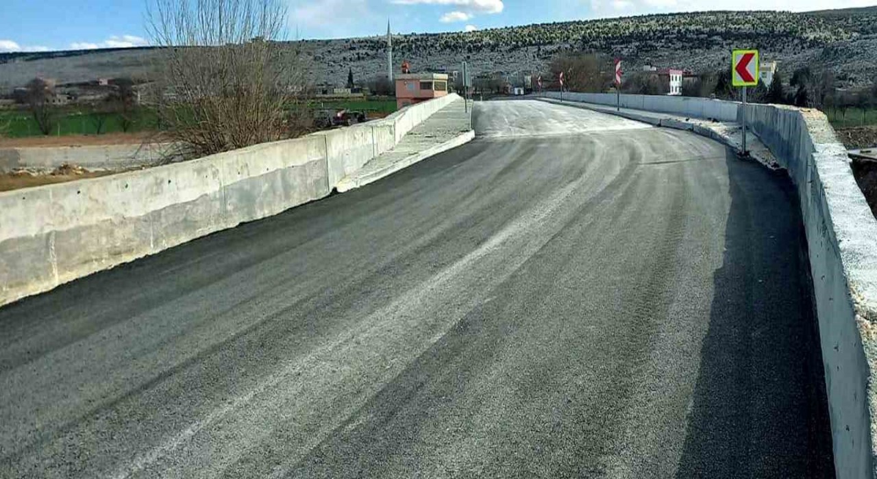 Arabanda yenilenen Eski Altıntaş Köprüsü ulaşıma açıldı