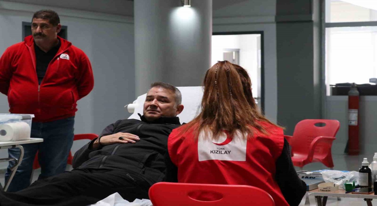 Ardahan Polisiden Kızılaya kan bağışı