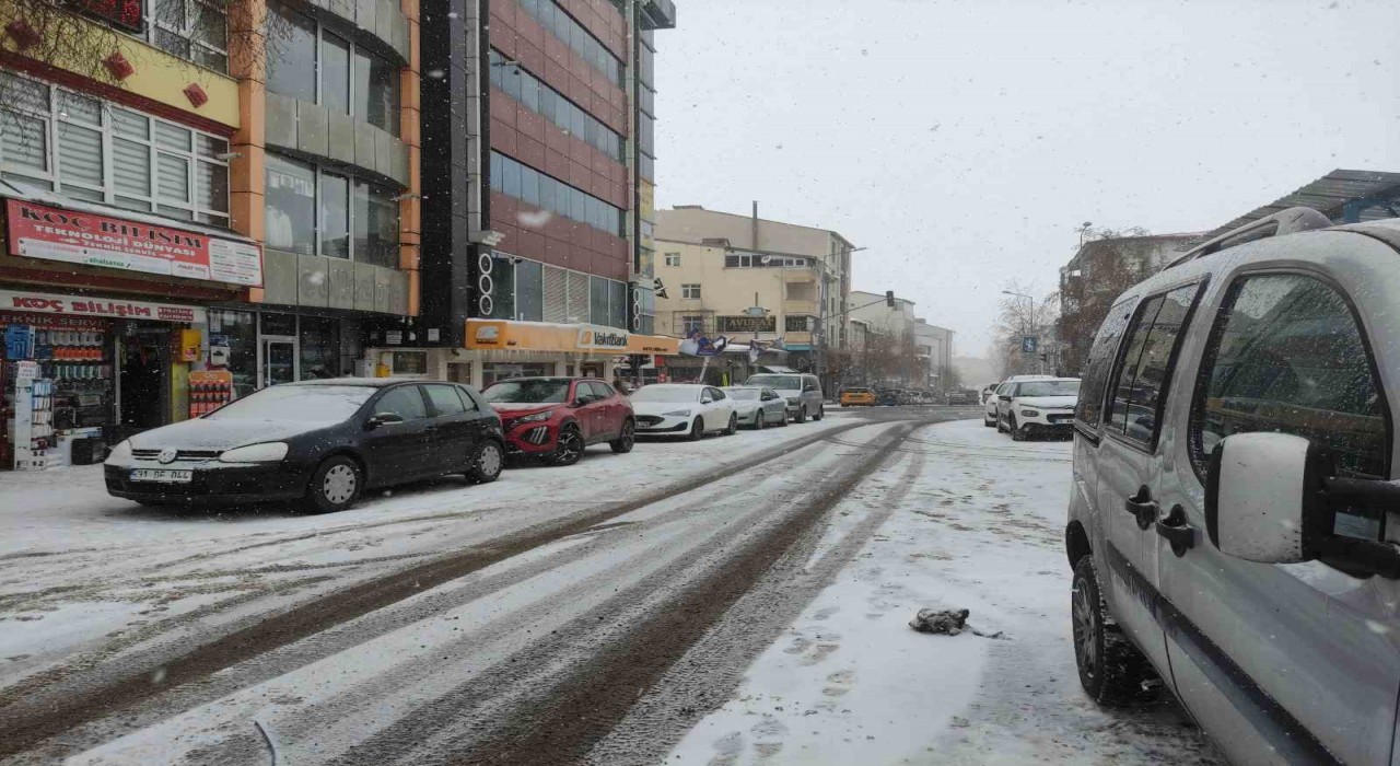 Ardahanda kar yağışı etkili oluyor