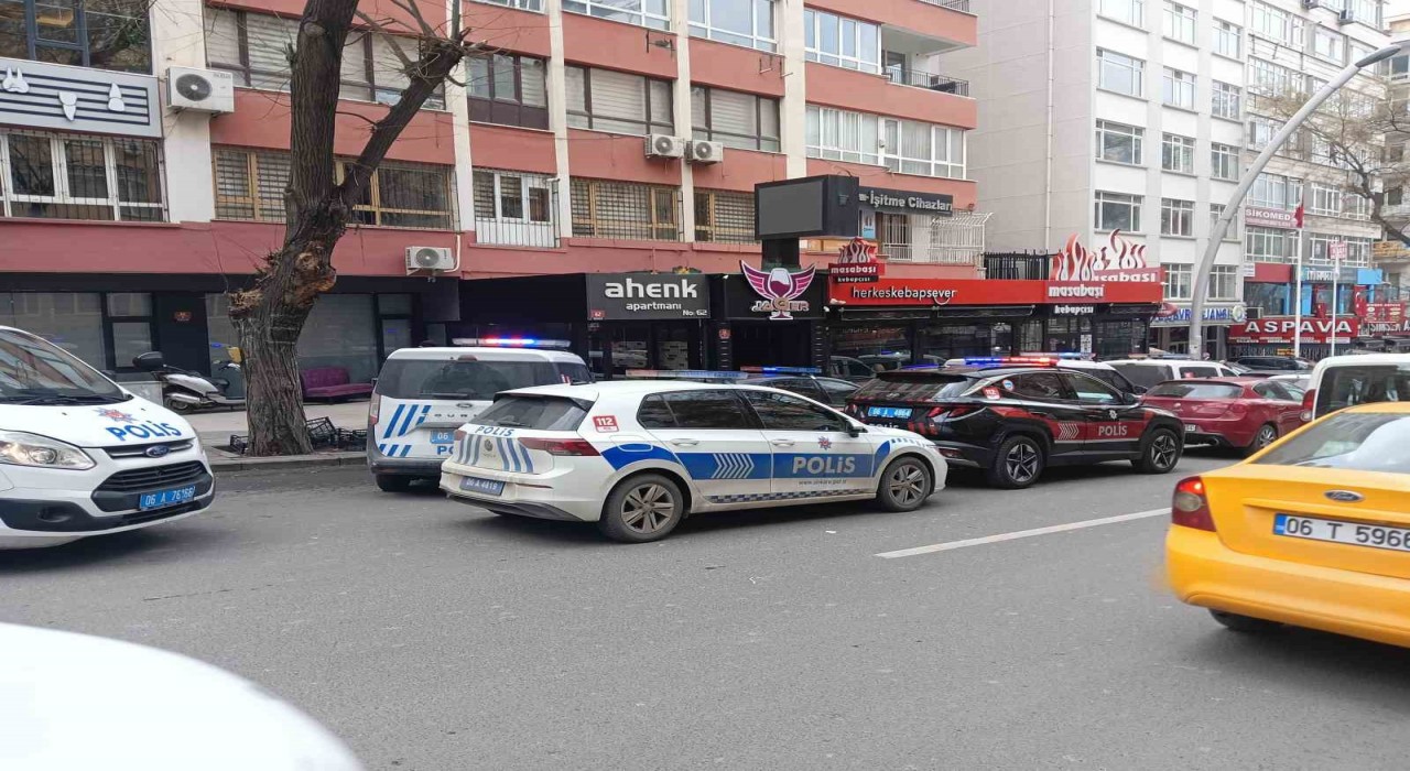Arkadaşını bıçaklayıp 4. kattan atlayan şahıs ağır yaralandı