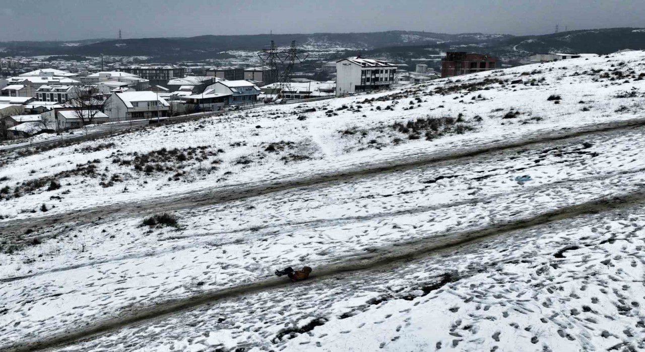 Arnavutköy beyaza büründü, çocuklar yokuştan poşetlerle kaydı