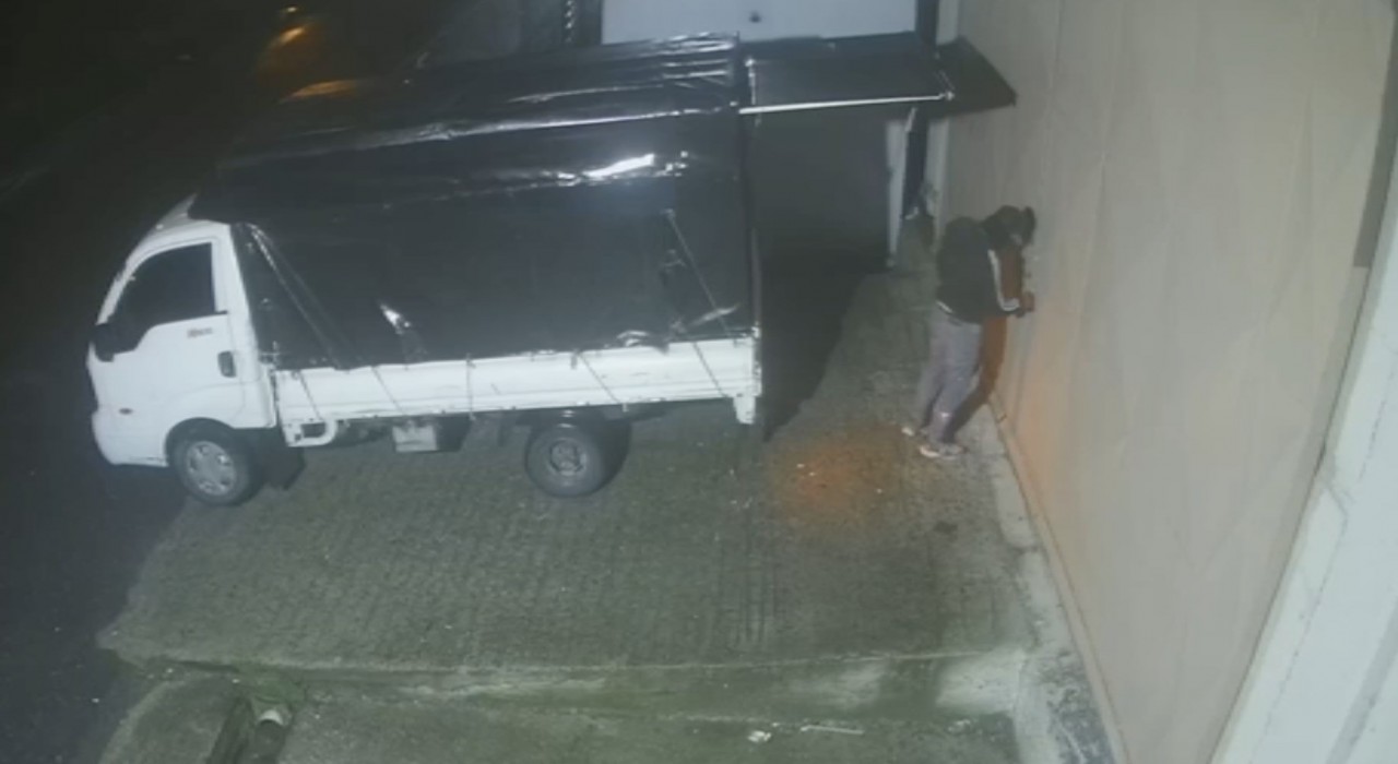 Arnavutköyde acemi hırsızlar imalathanenin kapısını açamayınca kırmaya çalıştı