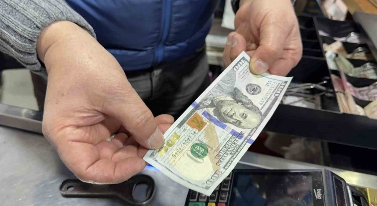 Arnavutköyde bir şahıs sahte dolarla alışveriş yapıp para üstü aldı