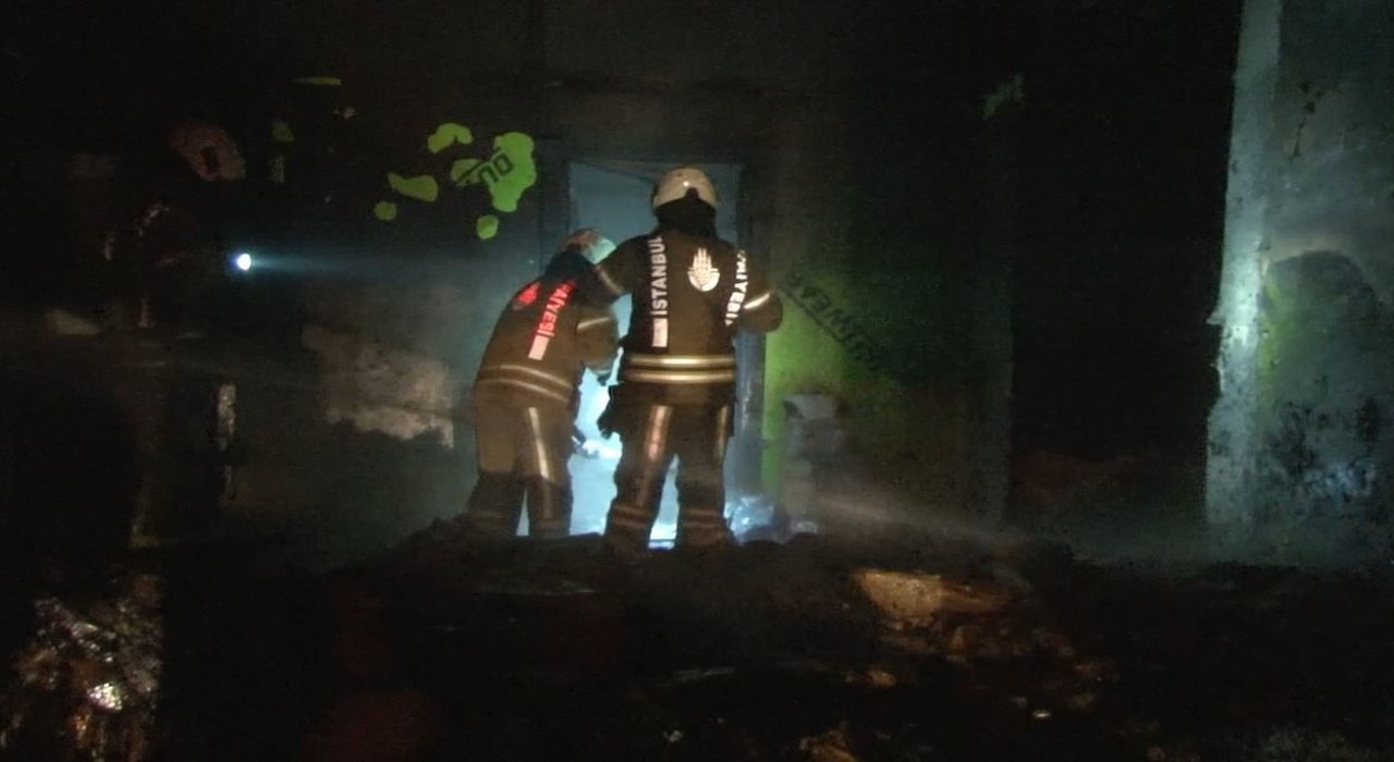 Arnavutköyde fabrika deposu alev alev yandı
