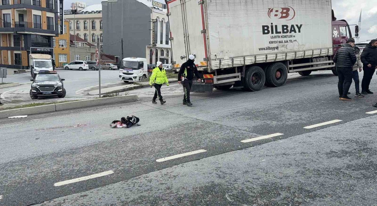 Arnavutköyde feci kaza, moto kurye kamyonun altında kalarak can verdi