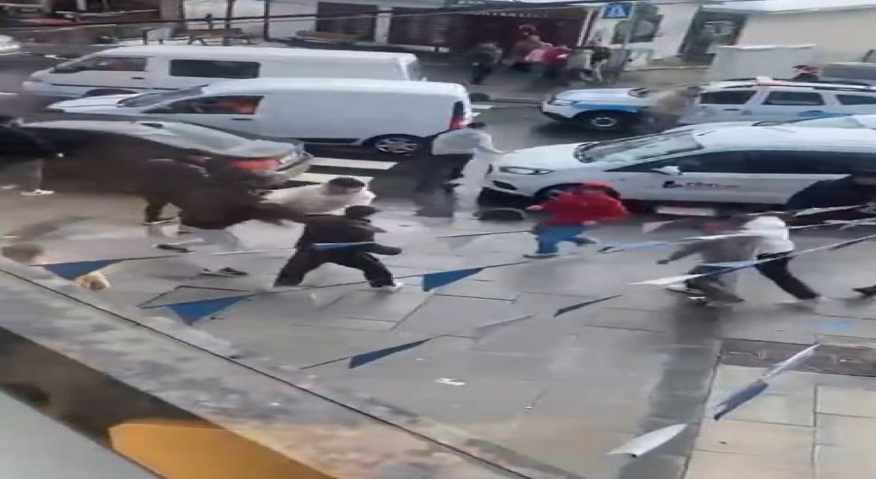 Arnavutköyde gençlerin tekmeli yumruklu kavgası kamerada