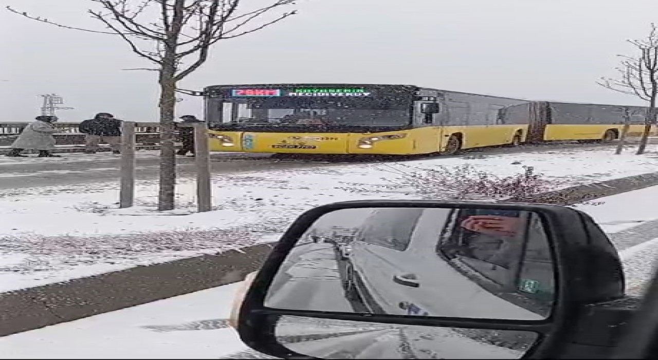 Arnavutköyde İETT otobüsü yolda kaldı