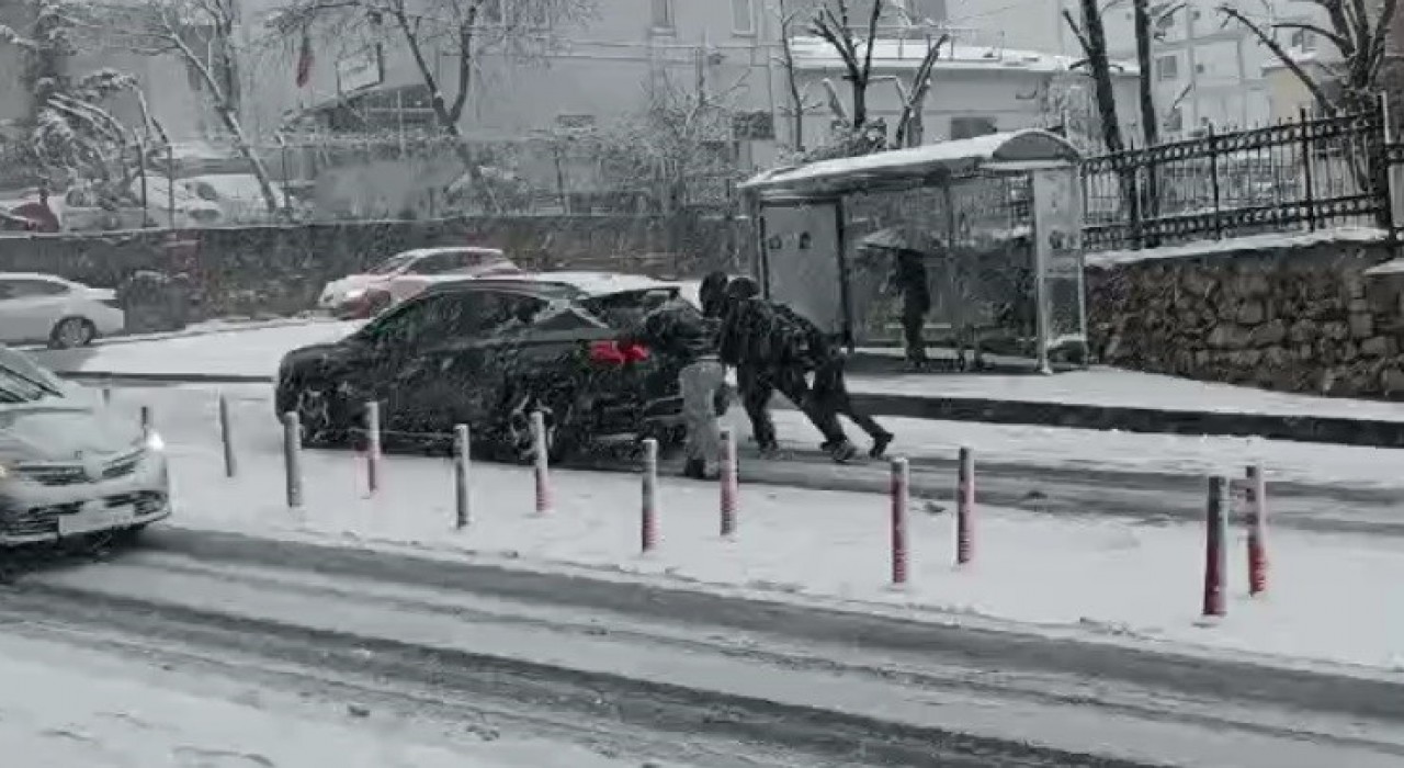 Arnavutköyde kar yağışında araçlar yolda kaldı, kazalar meydana geldi