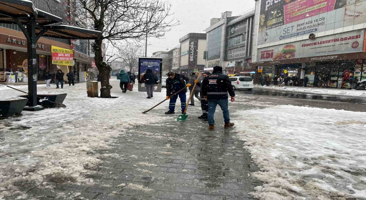 Arnavutköyde karla mücadele çalışmaları aralıksız sürüyor
