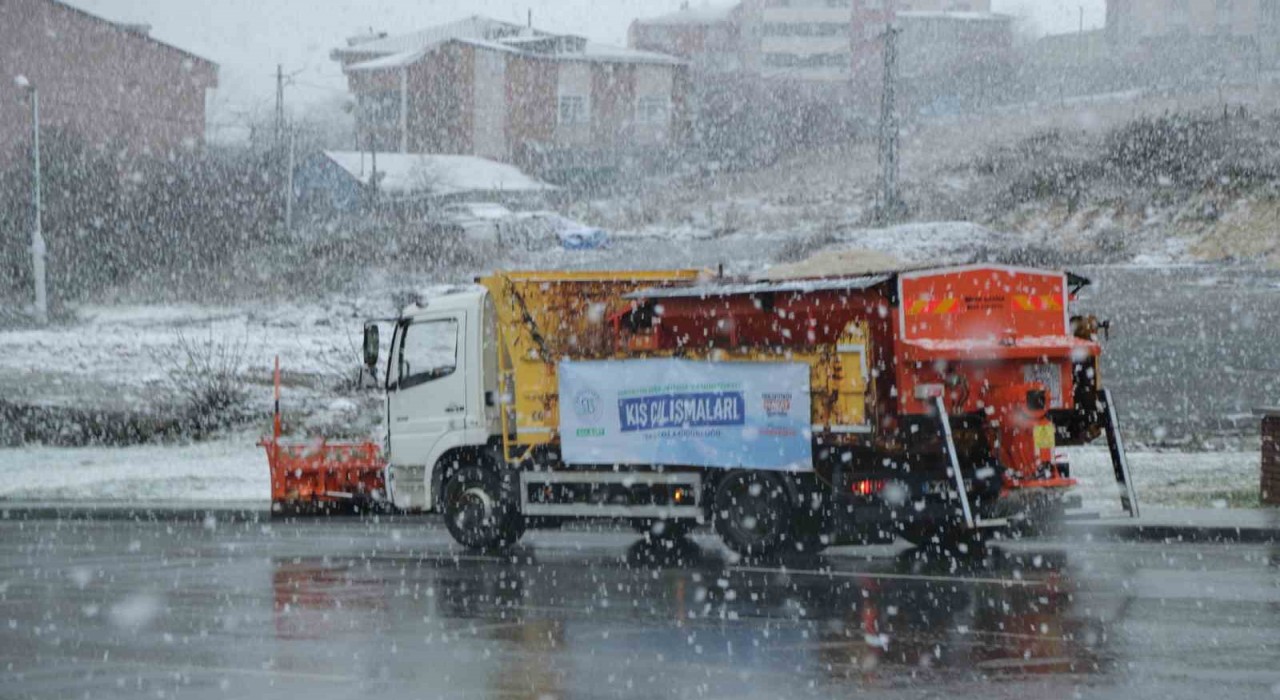 Arnavutköyde karla mücadele çalışmaları aralıksız sürüyor