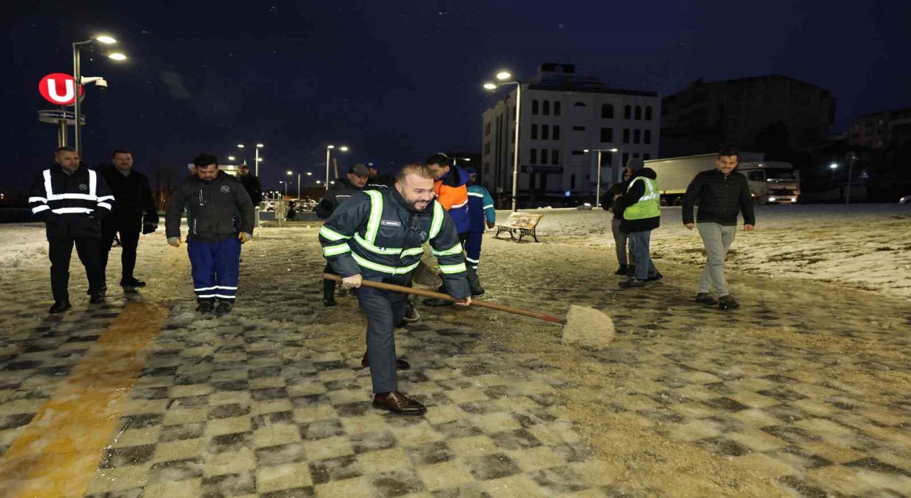 Arnavutköyde karla mücadele çalışmaları aralıksız sürüyor