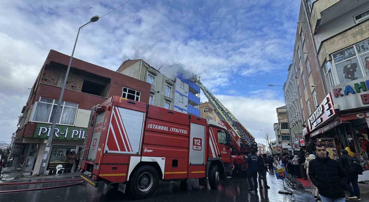 Arnavutköyde korkutan yangın, çatı alev alev yandı