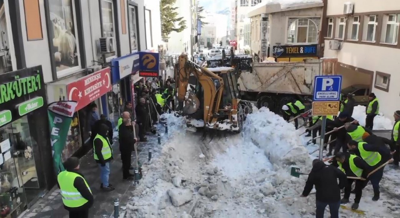 Artvinde cadde ve sokaklarda imece usulü kar temizliği