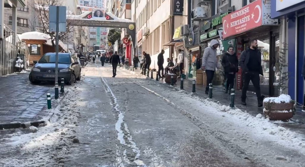 Artvinde yaşlı adam çatıdan düşen karların altında kalmaktan son anda kurtuldu