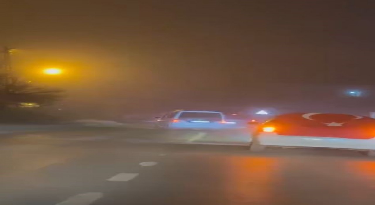 Asker konvoyunda trafiği tehlikeye attılar, ters şeride girip drift yaptılar