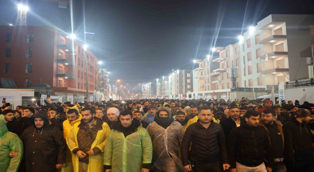 Asrın felaketinin 2nci yıl dönümünde Hatayda binlerce vatandaş sessiz yürüyüş gerçekleştirdi