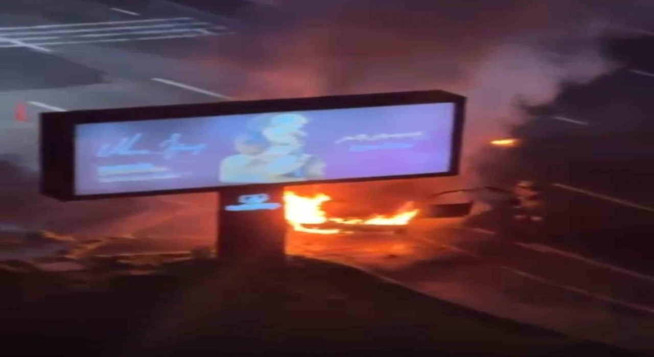 Ataşehirde alev alan otomobil reklam tabelasına çarptı