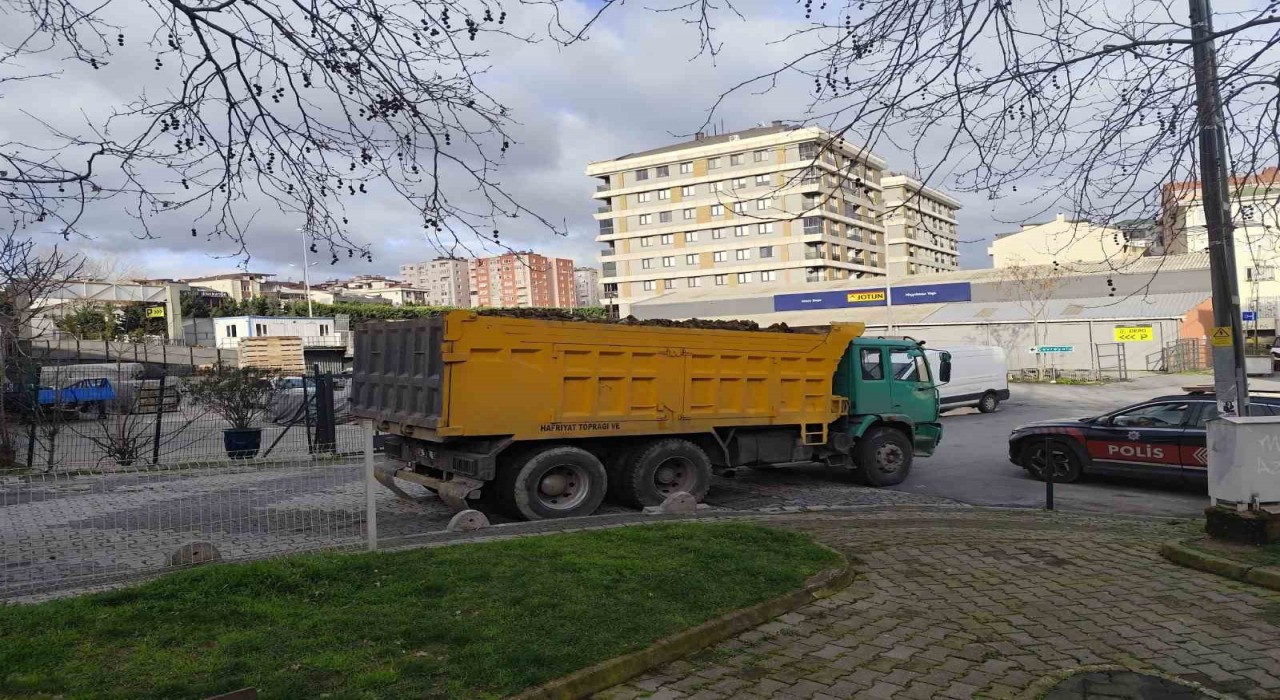 Ataşehirde kaçak döküm yapan hafriyat kamyonu sürücüsüne 647 bin TL ceza
