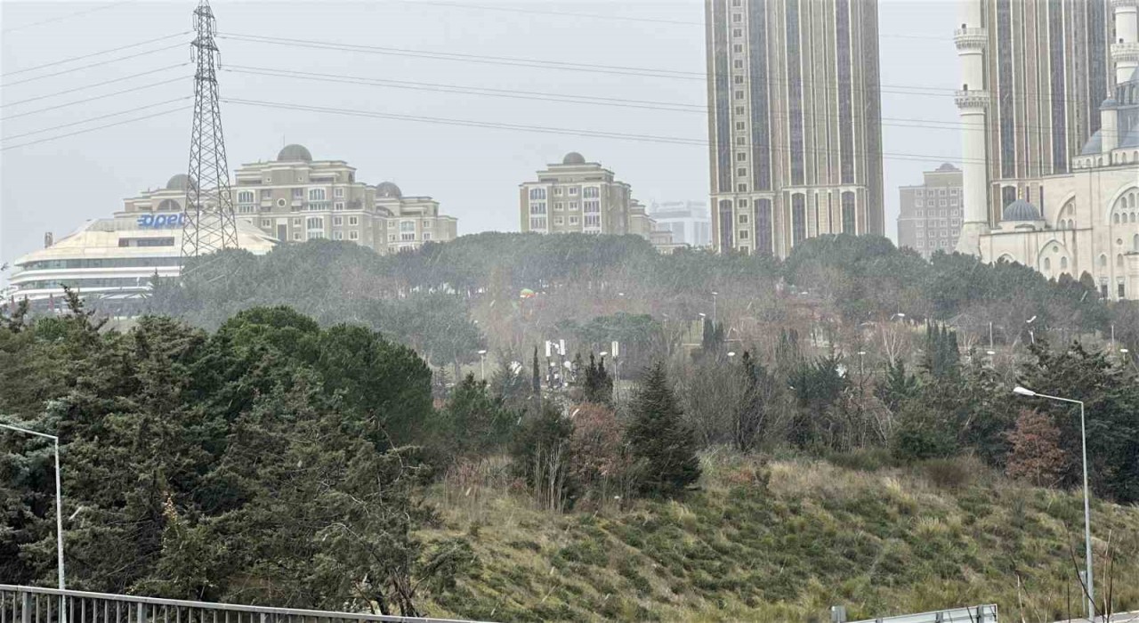 Ataşehirde kar yağışı başladı