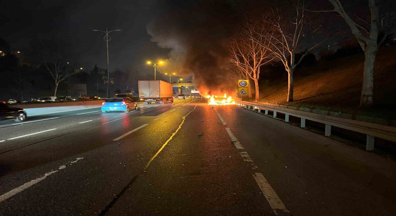 Avrupa Otoyolunda araç alev topuna döndü, trafik yoğunluğu oluştu