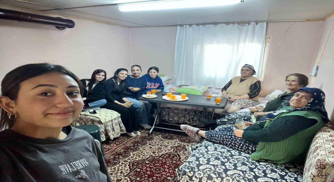 Aydında üniversite öğrencileri gönüllere dokunuyor