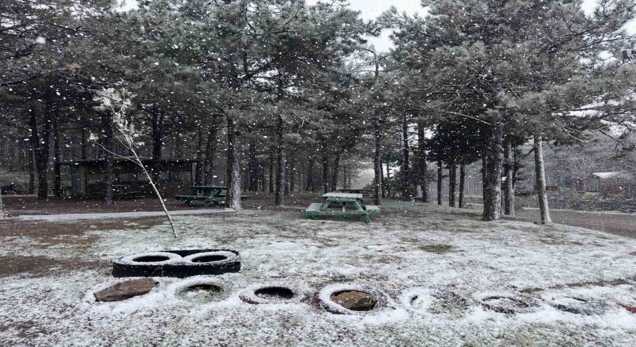 Aydos Ormanına lapa lapa yağan kar masalsı görüntüler oluşturdu