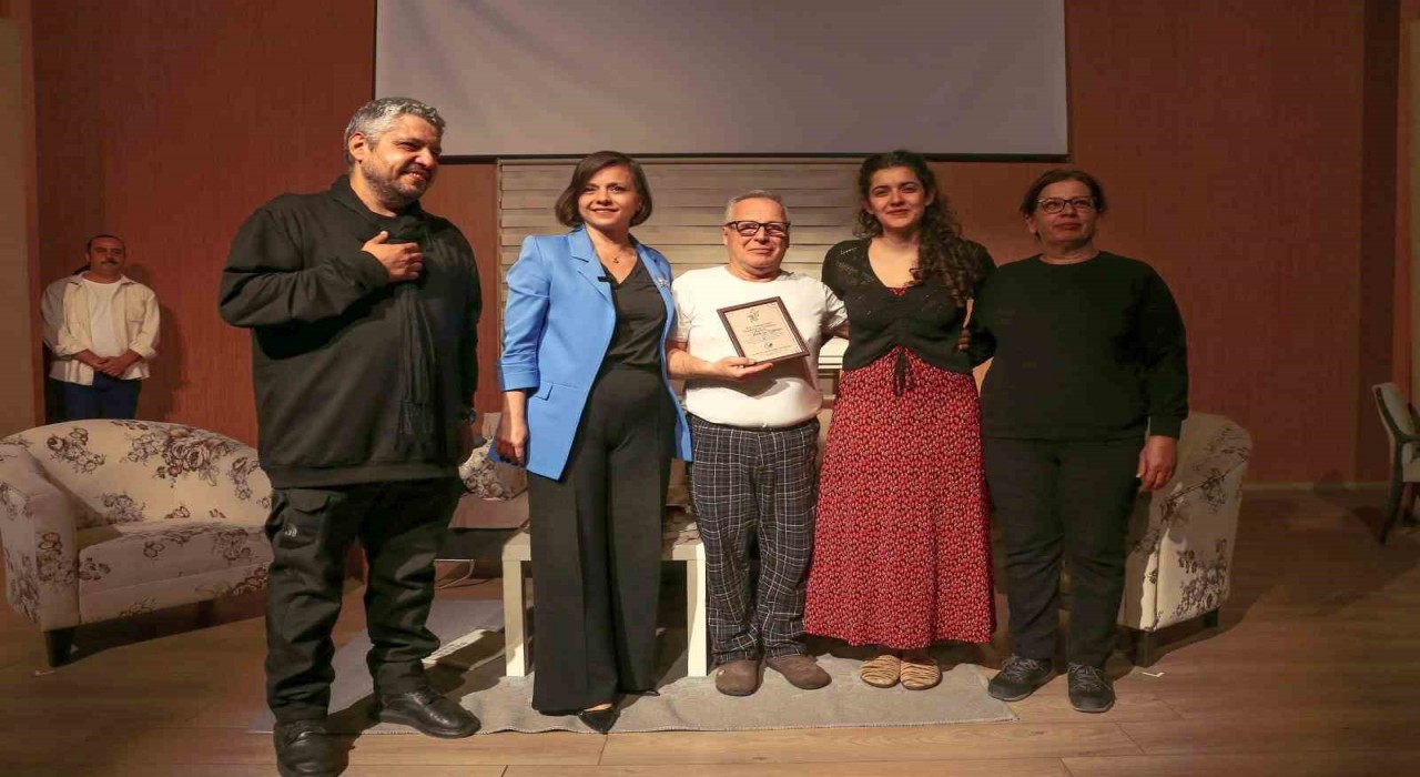 Ayvalık Belediye Tiyatrosu Karabağları salladı
