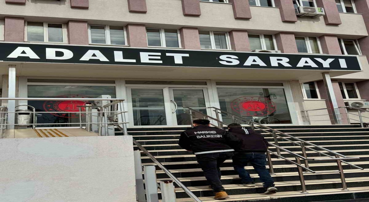 Ayvalıkta 16 buçuk yıl kesinleşmiş hapis cezası olan uyuşturucu satıcısı yakalandı