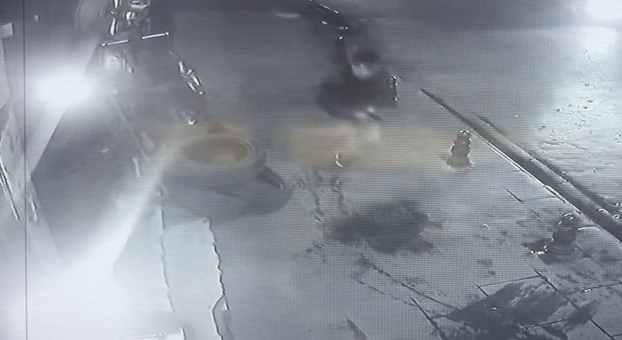 Bahçelievlerde bir şahıs husumetlisinin bulunduğu dükkanı kurşunladı: 3 yaralı