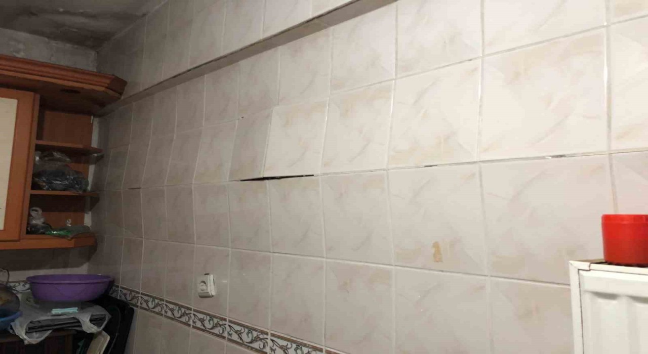 Bahçelievlerde çökme tehlikesi olan bina tahliye edildi