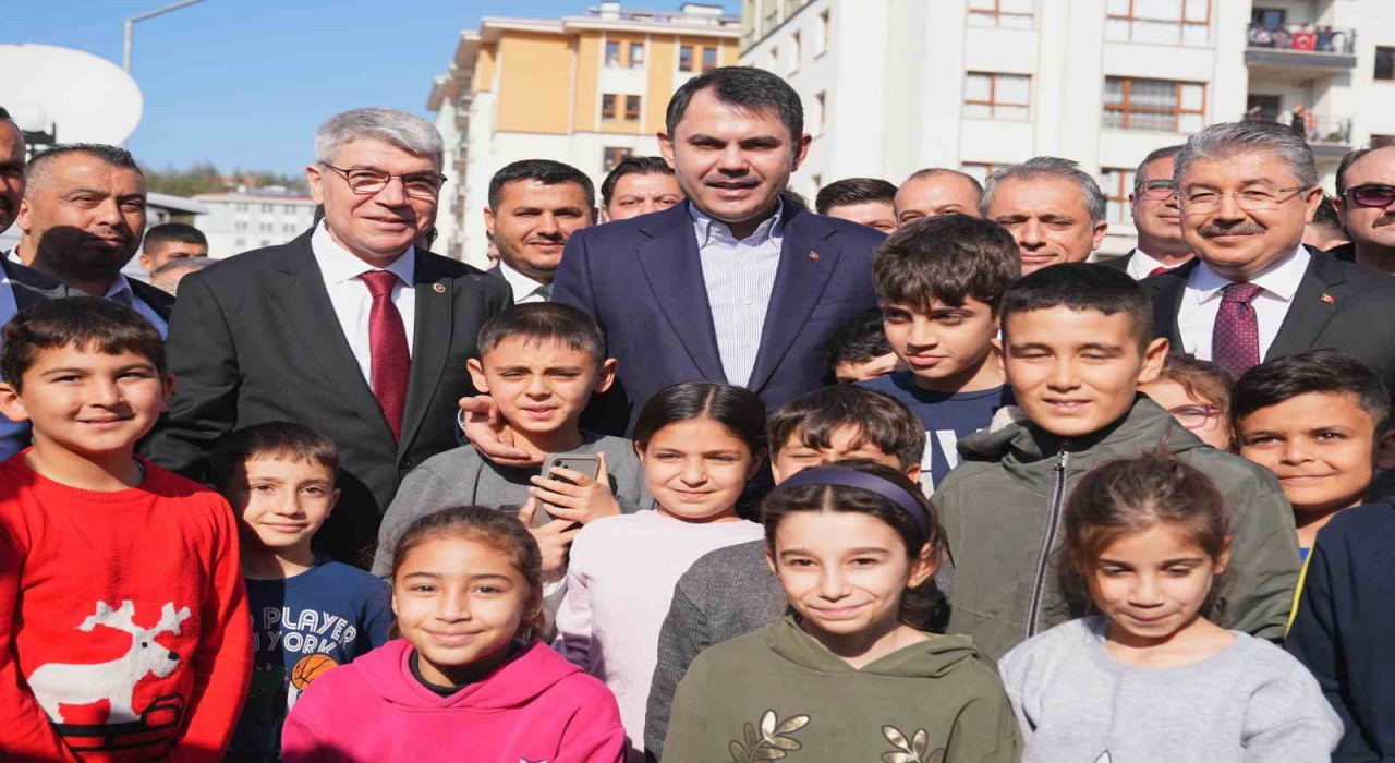 Bakan Kurum Osmaniyede depremzede ailenin yeni evine konuk oldu
